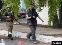 უკრაინის ბატალიონ "აზოვის" მებრძოლი მიხაილო დიანოვი და რუსი ოკუპანტი, ამ პერიოდში ჩავარდნენ ტყვედ ქართველი მებრძოლებიც, მაისი 2022