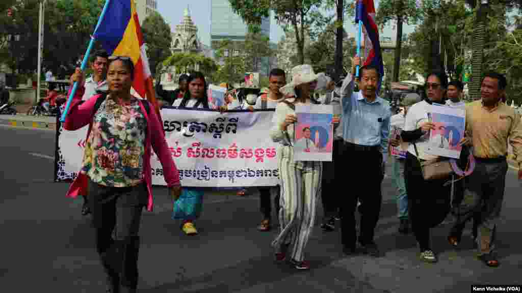 អ្នកចូលរួម​កំពុង​ហែ​ធម្មយាត្រា​ដោយ​ថ្មើរ​ជើង​ពី​រាជធានី​ភ្នំពេញ ឆ្ពោះ​ទៅ​កាន់​ខេត្តពោធិ៍សាត់ ក្នុង​គោល​បំណង​លើក​កម្ពស់​សីលធម៌​សង្គម នៅថ្ងៃទី១ ខែកុម្ភៈ ឆ្នាំ២០២៣។ (កាន់ វិច្ឆិកា/វីអូអេ)