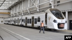 Le TER, inauguré fin décembre 2021 après cinq ans de travaux, relie en une quarantaine de minutes le centre de Dakar et la ville de Diamniadio.