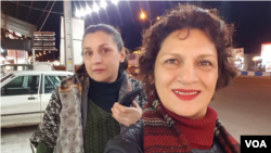 پوران ناظمی (سمت چپ) در کنار خواهرش پروانه ناظمی