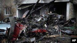 18일 우크라이나 크이우 외곽의 헬리콥터 추락사고 현장. 우크라이나 경찰은 16명이 숨졌다고 밝혔다.