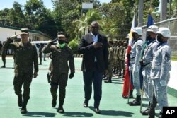 Menteri Pertahanan AS Lloyd Austin III (kanan), berjalan bersama Komandan Mindanao Barat Letnan Jenderal Roy Galido (kiri), setibanya di Camp Don Basilio Navarro di provinsi Zamboanga, Filipina selatan, 1 Februari 2023. (Komando Penerangan Masyarakat, Komando Mindanao Barat via AP)
