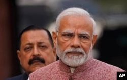 Perdana Menteri India Narendra Modi, tengah, berbicara kepada media pada hari pembukaan sesi musim dingin Parlemen, di New Delhi, India, 7 Desember 2022. (Foto: AP)