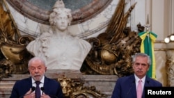 루이스 이나시오 룰라 다시우바(왼쪽) 브라질 대통령과 알베르토 페르난데스 아르헨티나 대통령이 23일 대통령궁에서 기자회견하고 있다.