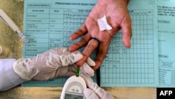 File - Seorang pasien sedang memeriksakan kadar gula darahnya di laboratorium di Jakarta, 13 November 2019. (ADEK BERRY / AFP)