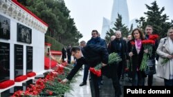 Avropa İttifaqı ölkələrinin səfirləri 20 Yanvar şəhidlərini ziyarət edib (Foto Avropa İttifaqının Azərbaycan nümayəndəliyinindir)