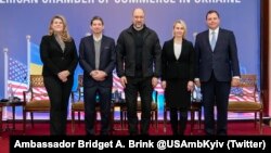 Посолка США в Україні Бріджит Брінк, прем’єр-міністр України Денис Шмигаль, лідери Американської торговельної палати в Україні та генеральний директор Американської корпорації з фінансування міжнародного розвитку Скотт Нейтан. Фото: Twitter Посолки США в Україні. 31 січня 2023