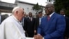 Papa François (G) apesani mboka na président Félix Tshisekedi (D) na bokutani bwa bango na Kinshasa, RDC, 31 janvier 2023.REUTER