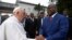 Papa François (G) apesani mboka na président Félix Tshisekedi (D) na bokutani bwa bango na Kinshasa, RDC, 31 janvier 2023.REUTER