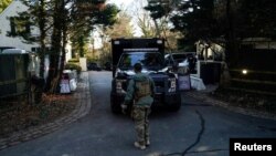 Vozilo Tajne službe parkirano na prilazu domu predsednika Džoa Bajdena, nakon što su poverljiva dokumenta navodno pronađena u njemu, u Vašingtonu, Delaver, 15. januara 2023.