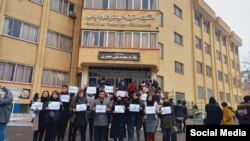 Təbriz Azad Universitetində Xoy Zəlzələsindən zərər çəkənlər üçün toplaşan tələbələr