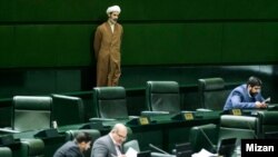 مجلس برای بررسی اوضاع نابسامان بازار ارز و طلا جلسه غیرعلنی تشکیل داد.