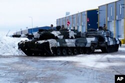 Vifaru aina ya Leopard 2 vinavyo tengenezwa Ujerumani.