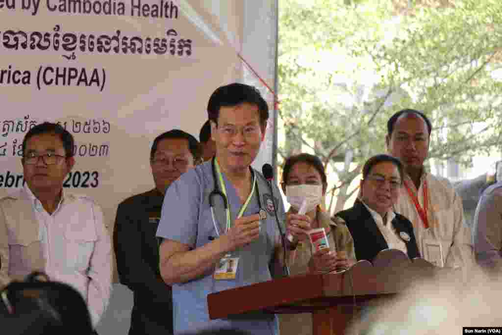 លោក តាន់ សុង ប្រធាន​សមាគម​សុខាភិបាល​ខ្មែរ​នៅ​អាមេរិក ថ្លែង​ទៅកាន់​ពលរដ្ឋ​ដែល​មក​ទទួល​ការព្យាបាល នាថ្ងៃទី៣០ ខែមករា ឆ្នាំ២០២៣។ (ស៊ុន ណារិន/វីអូអេ)