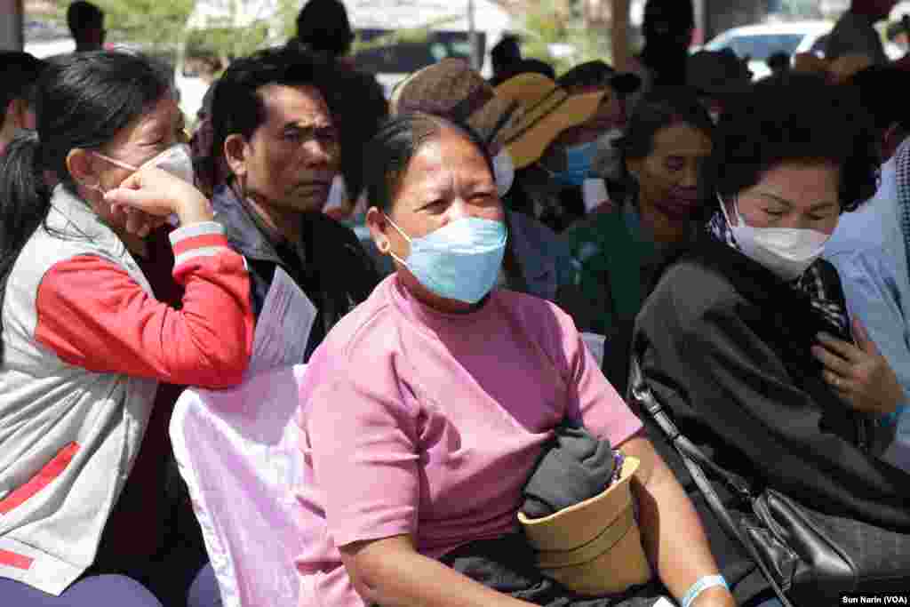 អ្នកស្រី ឌុច សំបួន ពលរដ្ឋ​នៅ​ស្រុក​មង្គលបូរី ខេត្តបន្ទាយ​មានជ័យ មក​ទទួល​ការព្យាបាល​ពី​សំណាក់ក្រុមគ្រូពេទ្យ​អាមេរិកាំង នៅ​ថ្ងៃទី ៣០ ខែមករា ឆ្នាំ២០២៣។ (ស៊ុន ណារិន/វីអូអេ) 