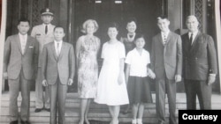 제임스 밴 플리트 장군과 박정희 한국 대통령이 청와대에서 가족들과 함께 촬영한 사진. 사진 제공 = 밴플리트 재단 (Van Fleet Foundation).