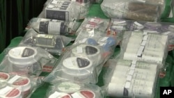 香港海关在一次记者会上展示被禁的含有大麻成分的产品。（2023年1月27日）