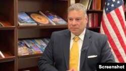 Specijalni izaslanik SAD Gabrijel Eskobar tokom intervjua za Glas Amerike, 20. januar 2023.