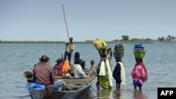 Yan kasuwa masu neman tsallaka kogi