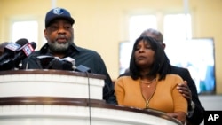 Rodney Wells, ayah tiri korban tewas Tyre Nichols, memberikan konferensi pers bersama ibu kandung Nichols, RowVaughn Wells, di Memphis, Tennessee, Jumat 27 Januari 2023.