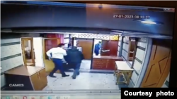 Azərbaycanın İrandakı səfirliyinə hücum zamanı təhlükəsizlik kamerasında qeydə alınan görüntü. Video sosial şəbəkələrdə yayılıb.