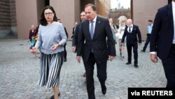 Švedski premijer Stefan Lofven i ministarka prosvete Ana Ekstrom izlaze iz parlamenta posle glasanja 21. juna 2021. (Foto: Reuters)