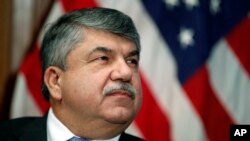 លោក Richard Trumka ប្រធាន​អង្គការ AFL-CIO ស្តាប់​សុន្ទរកថា​នៅ​ក្នុង​ក្លឹប National Press Club ក្នុង​រដ្ឋធានី​វ៉ាស៊ីនតោន កាលពី​ថ្ងៃទី៤ ខែមេសា ឆ្នាំ២០១៧។