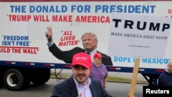 Bob Bolus អ្នក​គាំទ្រ​ម្នាក់​របស់បេក្ខជន​ប្រធានាធិបតី​​គណបក្ស​សាធារណរដ្ឋលោក Donald Trump ឲ្យ​មេដៃ​មួយ​ដល់​អ្នក​បើក​បរ​ខណៈដែល​ពួកគេ​ឆ្លង​កាត់​ Super Tuesdayនៅ​ក្រុង​​ Middleburg Heights​​ រដ្ឋ​ Ohio ​កាល​ពី​ថ្ងៃ​ទី​១៥​ មីនា​ ២០១៦។