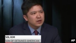 평양과학기술대 초빙교수로 근무하다 북한에 억류됐다 석방된 미국인 김상덕 씨의 아들 김 솔 씨가 지난 4일 AP와 인터뷰 중 아버지의 석방을 바란다고 말했다. AP 비디오 캡처. 