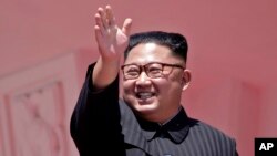 រូប​ឯកសារ៖ លោក Kim Jong Un បក់​ដៃ​បន្ទាប់​ពី​មាន​ការ​ដើរ​ក្បួន​មួយ នៅ​ក្នុង​ក្រុង​ព្យុងយ៉ាង ប្រទេស​កូរ៉េខាងជើង កាលពី​ថ្ងៃទី៩ ខែកញ្ញា ឆ្នាំ២០១៨។