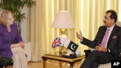 برطانوی وزیرِ داخلہ تھیریسا مئے اور پاکستانی وزیر آعظم یوسف رضا گیلانی