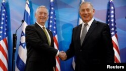AQSh Mudofaa vaziri Jeyms Mattis (chapda) Isroil Bosh vaziri Benyamin Netanyaxu bilan, Quddus, Isroil, 21-aprel, 2017-yil.