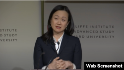 이민진 작가가 미국 하버드대학교에서 강연하고 있다. (자료사진=하버드대학교 공식 유튜브 영상 캡쳐)