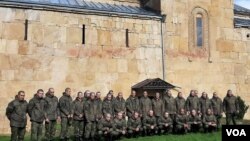 დე-ფაქტო სამხრეთ ოსეთის თავდაცვის ძალები ათვალიერებენ ეკლესიას ოკუპირებულ თიღვაში