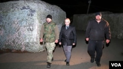 შსს ანალიტიკური დეპარტამენტის წარმომადგენელი ირაკლი ანთაძე ცხინვალის ციხიდან განთავისუფლებულ მალხაზ ტიელიძესთან და ვლადიმერ ჯოხაძესთან ერთად