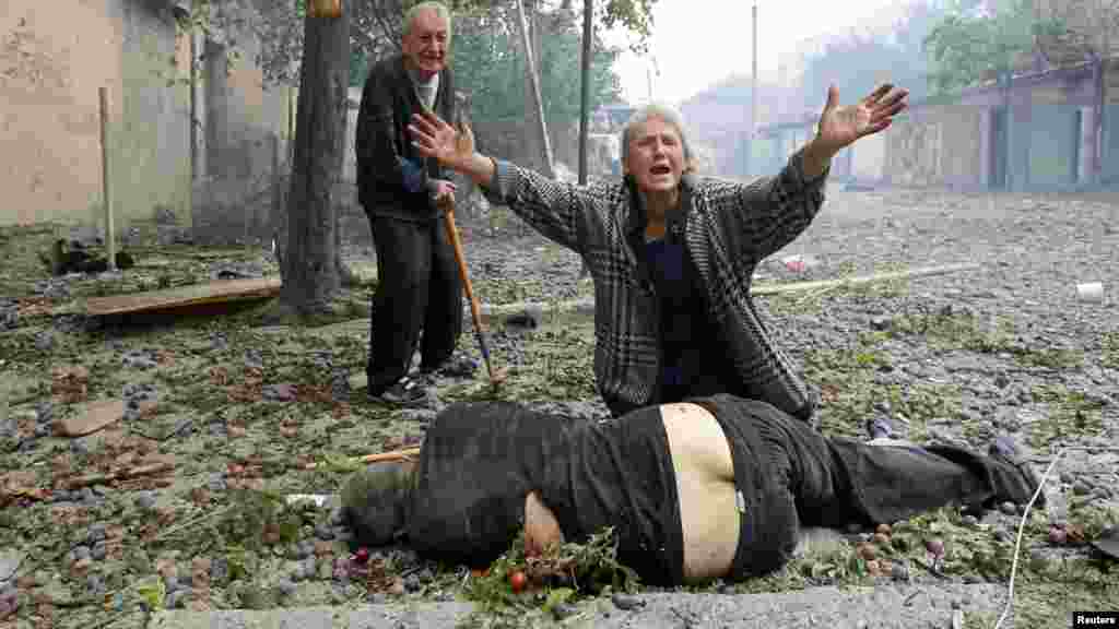 ეს კადრიც 2008 წლის 9 აგვისტოს, გორშია გადაღებული. &nbsp;თბილისიდან 80 კილომეტრის დაშორებით, რუსულმა ძალებმა იერიში მშვიდობიან მოსახლეობაზე მიიტანეს.&nbsp;