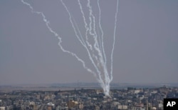 Roket diluncurkan dari Jalur Gaza menuju Israel, di Gaza City, Sabtu, 6 Agustus 2022. (Foto: AP/Hatem Moussa)