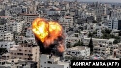 Serangan udara Israel mengenai sebuah bangunan di Kota Gaza pada 6 Agustus 2022. (Foto: AFP/ASHRAF AMRA)