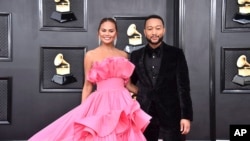 Chrissy Teigen, à gauche, et John Legend arrivent à la 64e cérémonie annuelle des Grammy Awards à Las Vegas le 3 avril 2022.
