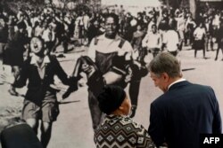 Američki državni sekretar Antony Blinken razgovara sa Antoinette Sithole, sestrom pokojnog Hectora Pietersona, koji je ubien tokom ustanka u Sowetu kada je imao 12 godina, dok obilaze Memorijal Hector Pieterson u Sowetu, 7. augusta 2022.