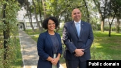 Hüqo Guevara və Jaklin Kellon (Foto ABŞ Səfirliyinindir)