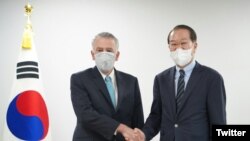 필립 골드버그(왼쪽) 주한 미국 대사가 5일 서울에서 권영세 한국 통일부 장관과 회동하고 있다. (자료사진=골드버그 대사 공식 트위터)