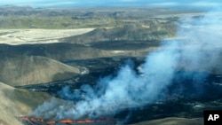 تصویر هوایی از فوران گدازه و برخاستن دود از آتشفشان نزدیک ریکیاویک