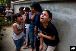 Para pelayat menangis saat pemakaman Tamim Hijazi Palestina, yang tewas dalam serangan udara Israel, di Khan Yunis di Jalur Gaza selatan, 6 Agustus 2022. (Foto: AP)