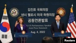 낸시 펠로시(왼쪽) 미 하원의장과 김진표 한국 국회의장이 4일 서울에서 회담 후 공동언론발표를 내고 있다.