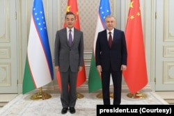 ប្រធានាធិបតីអ៊ូសបេគីស្ថាន លោក Shavkat Mirziyoyev (ស្តាំ) ជួប​ជាមួយ​រដ្ឋមន្ត្រី​ការបរទេស​ចិន​លោក Wang Yi នៅ​រដ្ឋធានី​តាស្កិន (Tashkent) ប្រទេស​អ៊ូសបេគីស្ថាន កាល​ពី​ថ្ងៃ​ទី​២៨ ខែ​កក្ដដា ឆ្នាំ​២០២២។