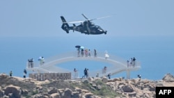 Helikopter militer China terbang melewati pulau Pingtan, salah satu titik terdekat daratan China dari Taiwan, di Provinsi Fujian pada 4 Agustus 2022. (Foto: AFP)