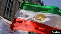 이란 핵합의 복원 협상 장소인 오스트리아 빈 코부르크궁 앞에 이란 국기가 게양돼 있다.