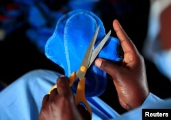 Seorang petugas tengah membuat pembalut di Bonda Women Craft Centre, perusahaan manufaktur pembalut wanita yang dapat digunakan kembali di distrik Mutasa, Mutare, Zimbabwe, 13 Juli 2022. (REUTERS/Philimon Bulawayo)