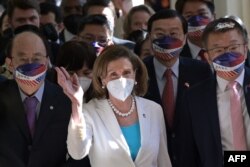 ប្រធាន​រដ្ឋសភា​សហរដ្ឋ​អាមេរិក​លោកស្រី Nancy Pelosi បក់​ដៃ​ដាក់​អ្នក​សារព័ត៌មាន ក្នុង​អំឡុងទស្សនកិច្ច​នៅ​សភា​តៃវ៉ាន់​ក្នុង​ទី​ក្រុង​តៃប៉ិ កាល​ពី​ថ្ងៃ​ទី​៣ ខែ​សីហា ឆ្នាំ​២០២២។